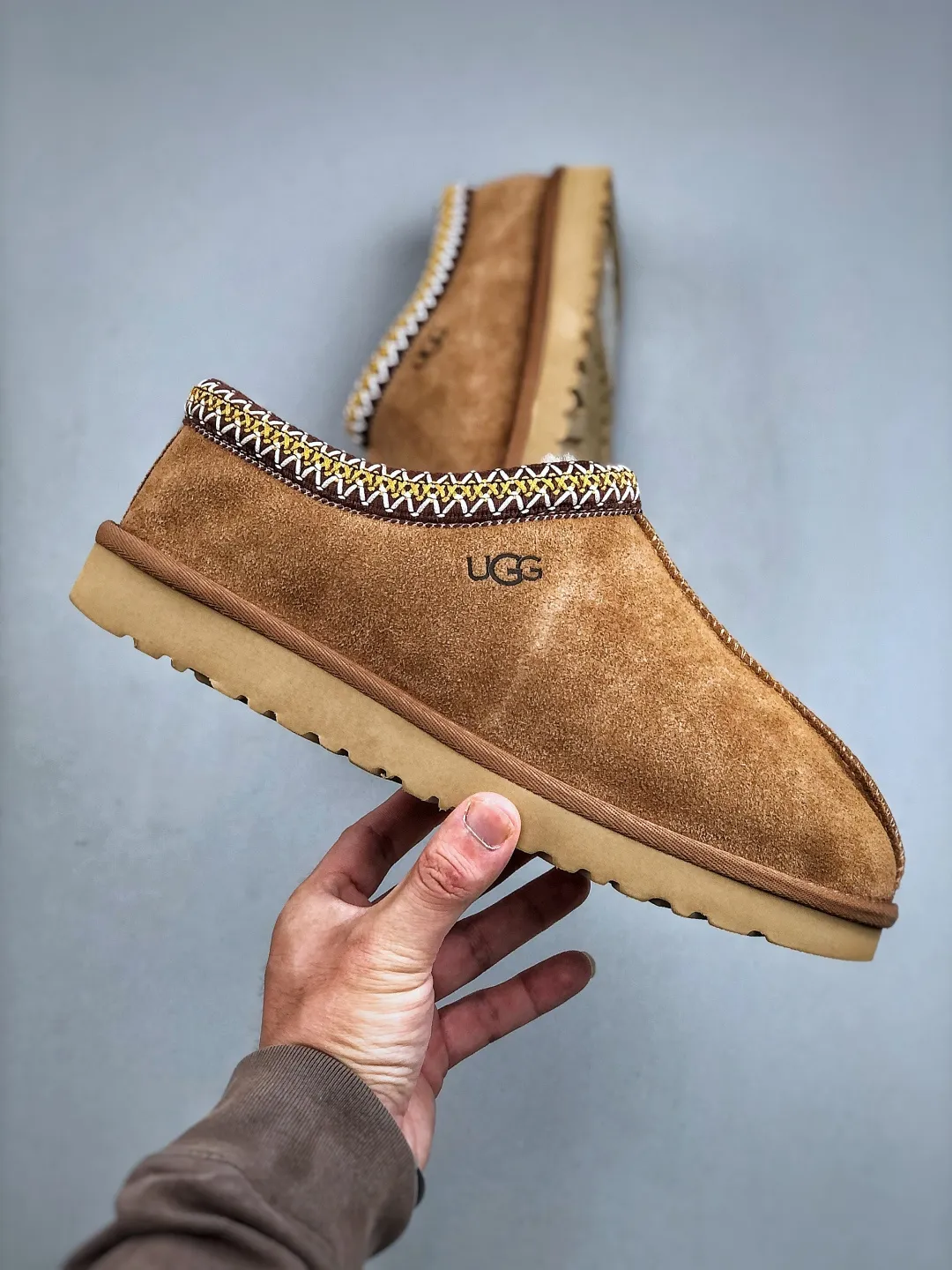 Local self-pickup💰540 supports store placement. The top version on the market. UGG Tazz. Ethnic thin-soled men's and women's models. Xiaohongshu's hot model. Produced by a major foreign trade factory in Guangzhou. Real sheep fur from toe to insole. Independent outer box packaging. Chip. Waterproof process. Different from any version on the market. 5cm thick sole, independently developed original outsole, cashmere insole, keeping warm in winter, suitable for home use. In the new year, uug launched a style series, which is partially geared towards the preferences of young consumers. It has also moved to the forefront of fashion trends. Shoe body material, water-repellent coated suede upper, 17 mm UGGPURE™ implanted wool insole, lightweight non-slip and comfortable rubber outsole, with brand LOGO and trademark, with full package Size: 35 36 37 38 39 40 41 42 43 44 45